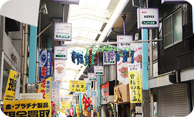 店前の看板や店内の装飾